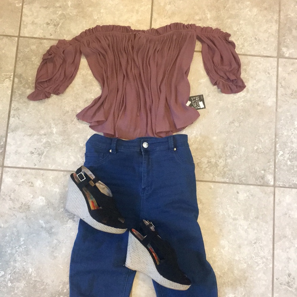 Off the shoulder mauve color top 💞